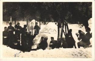1942 Rónahavasok, Második világháborús katonai hókunyhó csárda felirattal, katonák ebédidőben / WWII Hungarian military snow hut in Transcarpathia, soldiers eating lunch