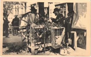 1935 Kárpátaljai zsidó piaci köszörűs / Podkarpatska Rus. zidovsky brusic / Transcarpathian Jewish market grinder. Judaica