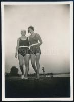 cca 1932 Kinszki Imre (1901-1945) budapesti fotóművész hagyatékából, jelzés nélküli vintage fotó (fürdőruhás hölgyek), 8,5x6 cm