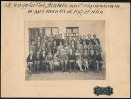 1928 Nagykálló, Szabolcs vezér Reálgimnázium tanulói, tanárai, csoportkép, hátoldalán nevek, aláírások, Vancsisin M. nyíregyházi fényképész felvétele, 12,2x16,5 cm, karton 19,5x26,5 cm