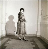 cca 1965 Budapesti divatbemutató (valószínűleg nem a gyári munkásnők számára készültek a bemutatott ...