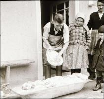 cca 1960 Nagyréde, disznóvágás, disznótor, Kotnyek Antal (1921-1990) budapesti fotóriporter hagyaték...