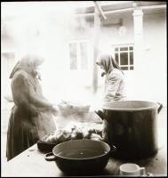 cca 1960 Nagyréde, disznóvágás, disznótor, Kotnyek Antal (1921-1990) budapesti fotóriporter hagyaték...