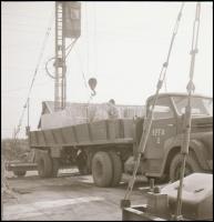 Autóbuszok, teherautók és személyautók vegyes tétele, különféle időpontokban, eltérő helyszíneken ké...