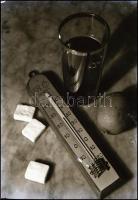 cca 1935 Thöresz Dezső (1902-1963) békéscsabai gyógyszerész és fotóművész hagyatékából  vintage NEGATÍV (hőmérős csendélet kompozíció), 9x6 cm