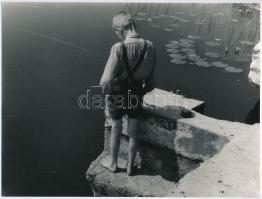 cca 1972 Gebhardt György (1910-1993) budapesti fotóművész hagyatékából 2 db vintage fénykép, az egyik aláírt (Horgász fiú), a másik jelzés nélküli (Aratás), 18xx23,8 cm