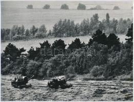 cca 1972 Gebhardt György (1910-1993) budapesti fotóművész hagyatékából 2 db vintage fénykép, az egyi...