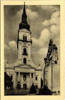 Békés, Református templom a Hősök szobrával