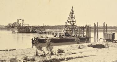 1909 Az épülő komáromi vasúti  Duna-híd, fotó kartonon, foltos, 23x29 cm