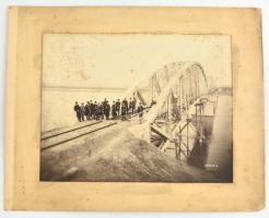 1909 Az épülő komáromi vasúti Duna-híd, a híd előtt az építők/tervezők csapatával, fotó kartonon, foltos, 23x29 cm