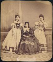 cca 1865 Három hölgy portréja, keményhátú fotó Veress Ferencz kolozsvári műterméből, jelzés nélkül, hátoldalán feliratozott, alján sérült, 19,5x16,5 cm