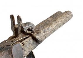 XIX. sz. közepe: "betyár pisztoly" jelzés nélkül. Rozsdás, hozzá szaru lőportartó / Villai...