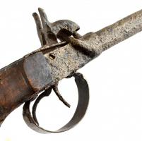 XIX. sz. közepe: "betyár pisztoly" jelzés nélkül. Rozsdás, hozzá szaru lőportartó / Villai...