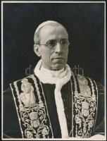 cca 1940 XII. Pius pápa (1876-1958) portréja, fotó F. Alinari firenzei műterméből, szárazpecséttel jelzett, bal szélén kisebb törésnyommal, 25,5x19 cm / Photo of pope Pius XII., from the studio of F. Alinari in Firenze, wiuth small damage on the left side, 25,5x19 cm