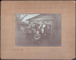 1903.XII.27 Székelyhíd, felvétel család(ok)ról, két hölgy népviseletben, fotó kartonra kasírozva, Fichtner Emil által aláírt, kissé kopott, karton szélein sérült. 12x17 cm