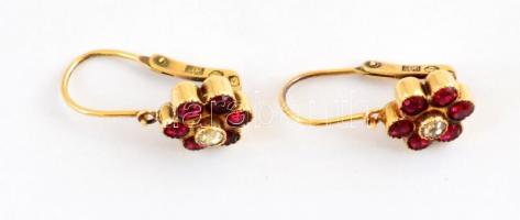 Arany (Au) 14K virág alakú, piros köves fülbevaló, jelzett, h: 2 cm, bruttó: 2,11 g