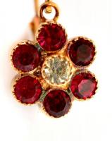 Arany (Au) 14K virág alakú, piros köves fülbevaló, jelzett, h: 2 cm, bruttó: 2,11 g