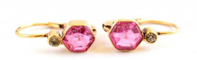 Arany (Au) 14K fülbevaló rózsaszín kővel, jelzett, h: 1,5 cm, bruttó: 1,84 g