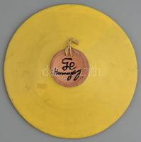 Gorka Lívia (1925-2011): Figurális fali tál, festett mázas kerámia, jelzett, hibátlan, d:27 cm