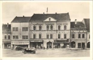 Rozsnyó, Roznava; Városháza, automobilok, Szlovák Általános Hitelbank rt. fiókja, Kirschner, Reichmann Gyula, Schiffer üzlete. Fuchs József kiadása  / town hall, cars, shops