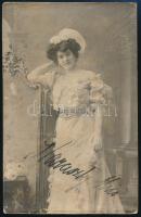 1908 Haraszti Mici (1882-1964) színésznő aláírt fotólapja, a hátoldalon saját kezű soraival, kissé kopott, 13x8 cm