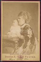 cca 1875 Nagy Imréné Benza Ida (1846-1880) magyar operaénekesnő (drámai szoprán) és csecsemő gyermeke. keményhátú fotó Doctor Albert pesti műterméből, kissé kopott és alján sérült, 13,5x9,5 cm