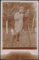 cca 1916 Katona utazó fényképezőgéppel, fotólap, sarkaiban sérült, 14x9 cm / Soldier with field camera, photocard, 14x9 cm