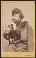 cca 1875 Furulyázó ifjú, keményhátú fotó Leopold Adler brassói műterméből, kopott, 9,5×5,5 cm
