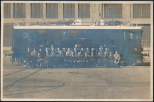 cca 1932 Kandó-mozdony készítőinek csoportképe, háttérben a Kandó-mozdonnyal, 10x16 cm