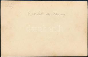 cca 1932 Kandó-mozdony készítőinek csoportképe, háttérben a Kandó-mozdonnyal, 10x16 cm