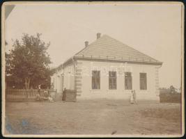 cca 1910 A csengöldi népiskola épületének fotója, fotó kartonon, 8,5x12 cm