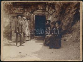 cca 1900-1910 Turisták egy csoportja a bálványosi (Torja/Bálványosfürdői) Büdös barlangnál, fotó kartonon, 8x10 cm