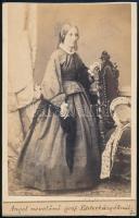 cca 1871 Angol nevelőnő gróf Esterházyéknál, keményhátú fotó Adolf Ost bécsi műterméből, hátoldalán Maria Rossi felirattal. Vágott, 9x5,5 cm