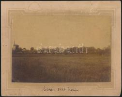 cca 1888 Esztár látképe, a háttérben az Erdődy-Szunyogh-villával, fotó kartonon, foltos kartonnal, a hátoldalon illusztrációval, 13x20 cm
