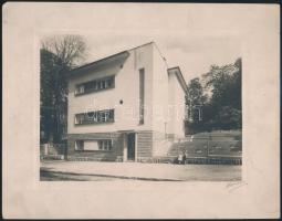 cca 1930-1940 A krisztinavárosi (Bp., I. ker) Mátray utca 4. modernista épülete, fotó kartonon, 12x17 cm