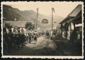 1940 Ratosnya visszatért, katonák bevoulása az erdélyi, Maros megyei településre, utca hatalmas koronával díszítve. Fotó, hátoldalán feliratozott. 5,5x8,5 cm