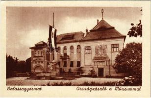 Balassagyarmat, Országzászló a Múzeummal (EK)