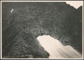 cca 1910 Vadorzó-hágó a Magas-Tátrában,  Erdélyi Mór felvétele, hátulján feliratozva, 11,5×16 cm/ cca 1910 Mięguszowiecki pass under Chłopek in the High Tatra, photograph taken by Mór Erdélyi, with notes on its back, 11,5×16 cm