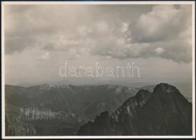 cca 1910 Kilátás a Lomnici csúcsól a Magas-Tárában, Erdélyi Mór felvétele, Erdélyi Mór felvétele, hátulján feliratozva, 11,5×16 cm/ cca 1910 The view from the Lomnický Peak in the High Tatra, photograph taken by Mór Erdélyi, with notes on its back, 11,5×16 cm