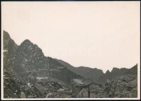 cca 1910 Kilátás a Tengerszem-csúcsól a Magas-Tárában dél felé, Erdélyi Mór felvétele, hátulján feliratozva, 11,5×16 cm/ cca 1910 The view to south from the Rysy Peak in the High Tatra, photograph taken by Mór Erdélyi, with notes on its back, 11,5×16 cm