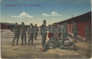 1918 Kaposvár, részlet a barakkoknál, újságot olvasó katonák gyerekekkel