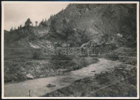 cca 1910 A Tömös-patak völgye, a háttérben a honvédemlékművel, Erdélyi Mór felvétele, hátulján feliratozva, 11,5×16 cm / cca 1910 The valley of Timis river, with the Honvéd Monumental in the back, photograph taken by Mór Erdélyi, vintage photo, with notes on its back, 11,5×16 cm