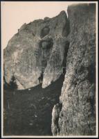 cca 1910 Brassó vidéki hegyek, kémény a Királykő nyugati oldalán, Erdélyi Mór felvétele, hátulján feliratozva, 16×11,5 cm / cca 1910  The Mountains in countryside of Brasov (Brasov/ Kronstadt), with a chimney in the west of Piatra Craiului (Königstein), photograph taken by Mór Erdélyi, vintage photo, with notes on its back, 16x11,5 cm