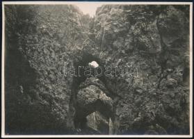 cca 1910 Brassó vidéki hegyek, kémény a Királykő nyugati oldalán, Erdélyi Mór felvétele, hátulján feliratozva, 11,5x16 cm / cca 1910  The Mountains in countryside of Brasov (Brasov/ Kronstadt), with a chimney in the west of Piatra Craiului (Königstein), photograph taken by Mór Erdélyi, vintage photo, with notes on its back, 11,5x16 cm