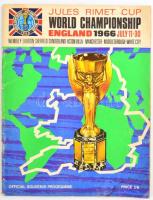 1966 Labdarugó-világbajnokság (Jules Rimet cup), Anglia, hivatalos programm füzete. Az összes játékos fotójával, így a magyar válogatott tagjaival is (Albert Flórián, Farkas János, Mészöly Kálmán, Bene Ferenc stb). Kiadói tűzött papírkötés, kissé kopott és sérült borítóval, lapok alsó sarkai foltosak. Az egyes mérkőzések eredményei tollal beírva. /  1966 footbal World Championship Englandofficial souvenir programme.Cover a bit worn, the pages in the corners spotty. The match results written with pen.