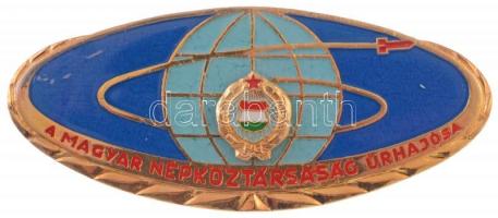 1980. "A Magyar Népköztársaság Űrhajósa" aranyozott, műgyantás jelvény (26x60mm) T:1