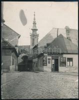 cca 1920 Vendéglő a mélypincéhez, Fehér Sas utca sarka a Tabánban, háttérben a Szerb templom tornya, kis szakadással, 10x8 cm