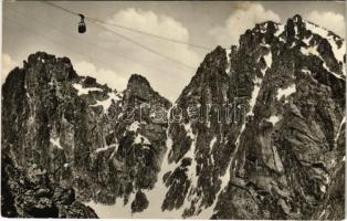 Tátra, Magas-Tátra, Vysoké Tatry; lanovka na Lomnicky stít. Velká a Vychodná Vidlová veza a Kezmarsky stít / Drótkötélpályás felvonó, hegycsúcsok / cableway, cable car, mountains (fa)