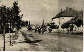 Aranyosmarót, Zlaté Moravce; Bernolákova ulica / utca, kerékpárosok / street view, bicycles