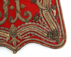 Huszártarsoly V. Ferdinánd (1835-1848) uralkodása idejéből. Piros szattyánbőr, skarlátvörös posztó, ...